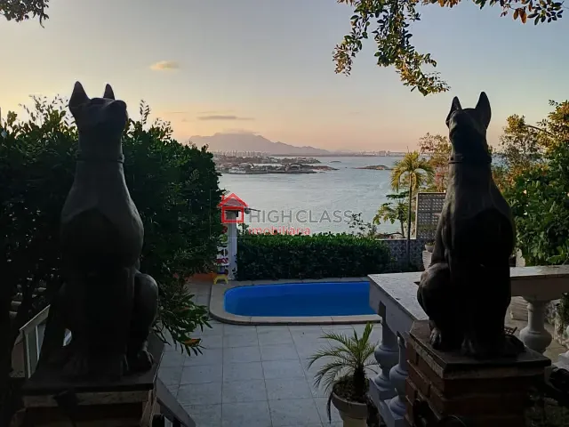 Casa com 320m² 4 quartos e 4 banheiros, à venda, no bairro Praia da Costa em Vila Velha