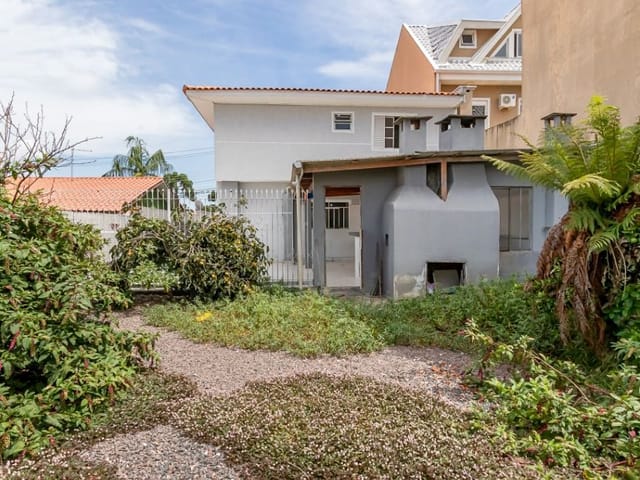 Casa com 402m² 6 quartos e 2 banheiros, à venda, no bairro Cajuru em Curitiba