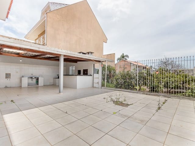 Casa com 402m² 6 quartos e 2 banheiros, à venda, no bairro Cajuru em Curitiba