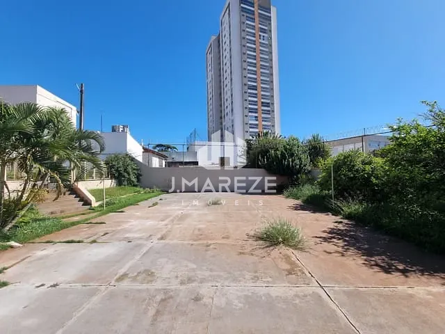 Casa com 1039m² 4 quartos e 5 banheiros, à venda ou para alugar, no bairro Centro em Apucarana