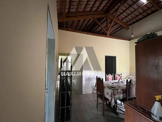 Casa com 290m² 5 quartos e 1 banheiro, à venda, no bairro Alto Mercado em Araçuaí