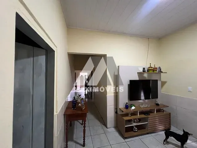 Casa com 290m² 5 quartos e 1 banheiro, à venda, no bairro Alto Mercado em Araçuaí