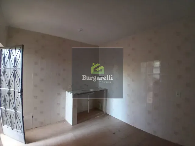 Casa 2 quartos e 1 banheiro, para alugar, no bairro Centro em Lavras