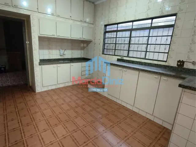 Casa 4 quartos e 2 banheiros, para alugar, no bairro Centro em Ituverava