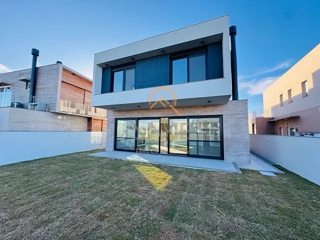Casa 4 quartos e 5 banheiros, à venda, no bairro Laranjal em Pelotas