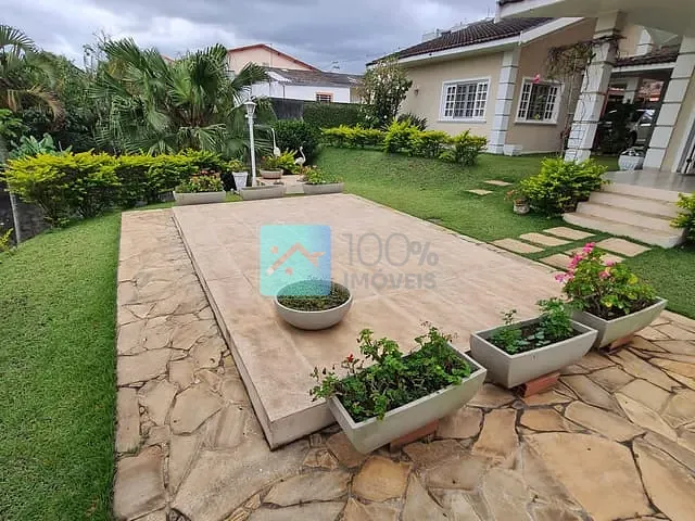 Casa com 500m² 4 quartos e 3 banheiros, à venda, no bairro Jardim das Industrias em São José dos Campos