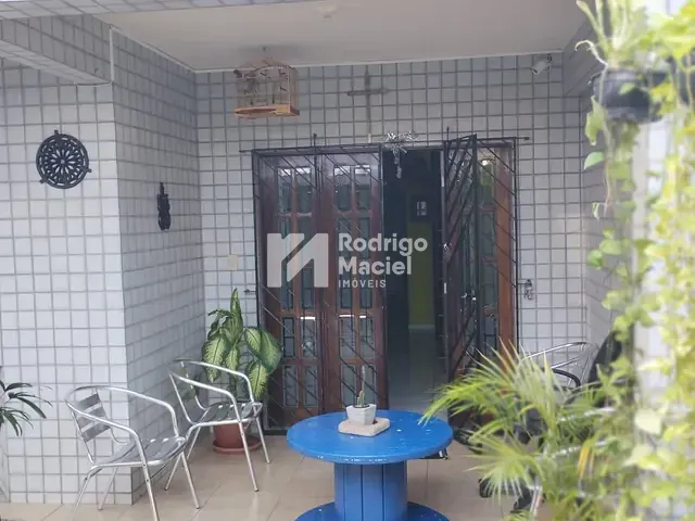 Casa com 300m² 4 quartos e 4 banheiros, à venda, no bairro Casa Forte em Recife