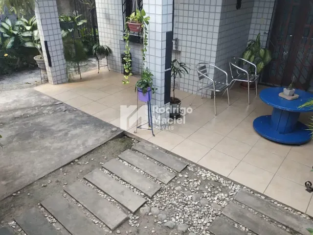 Casa com 300m² 4 quartos e 4 banheiros, à venda, no bairro Casa Forte em Recife