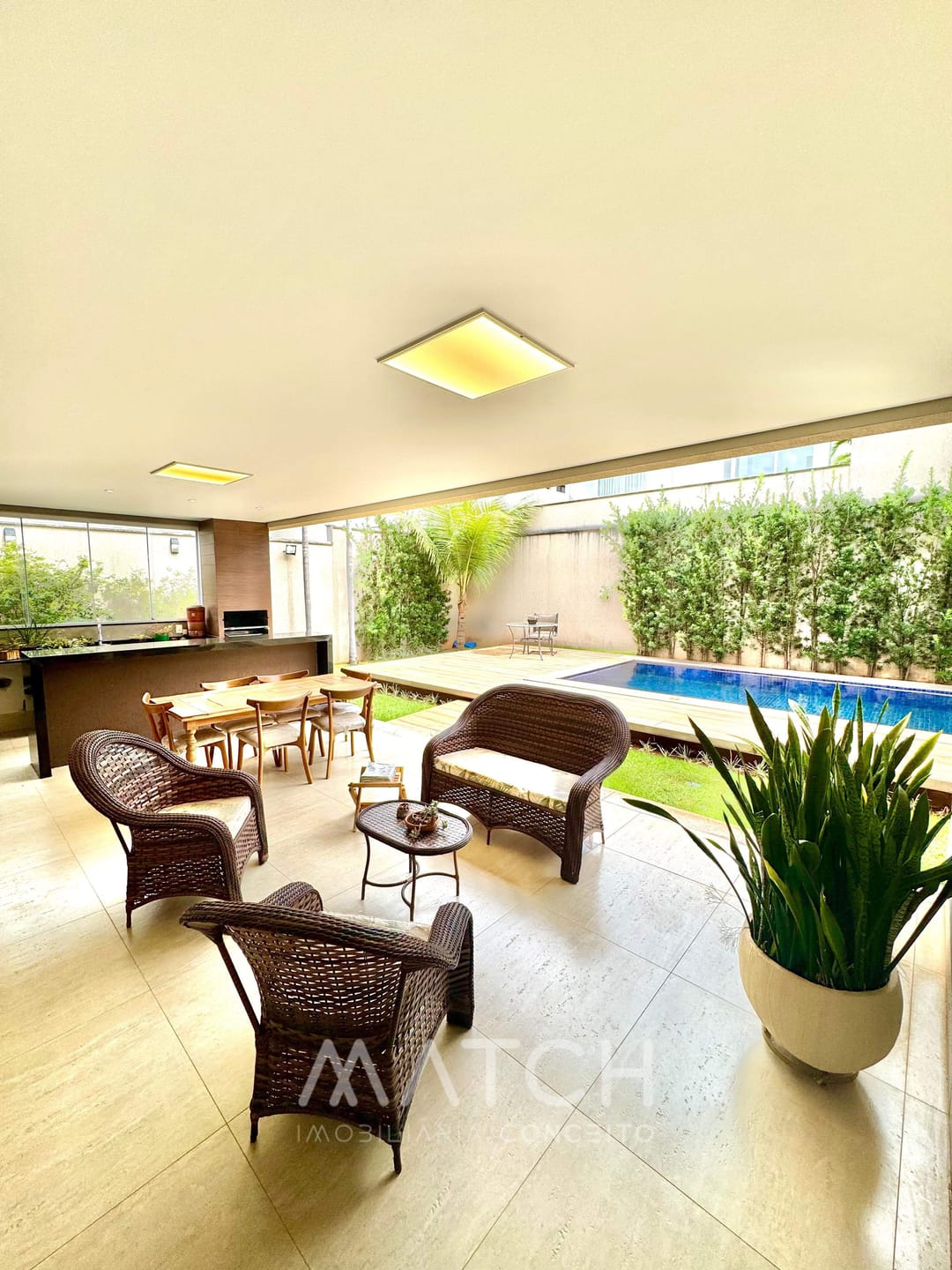 Casa à venda com 490 m2 de terreno e 365 m2 de construção, Jardins Verona, Goiânia, GO