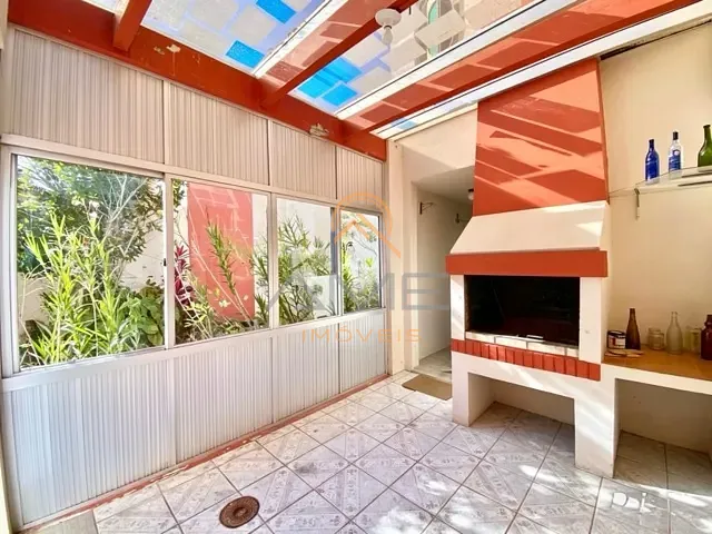 Casa com 450m² 4 quartos e 3 banheiros, à venda, no bairro Três Vendas em Pelotas