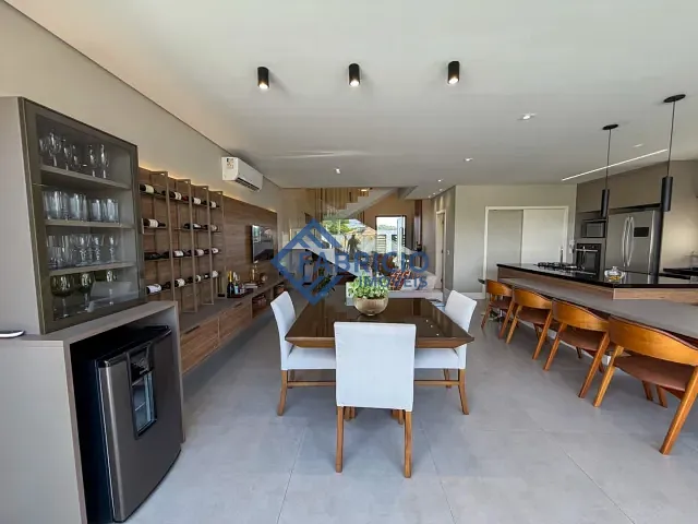 Casa com 250m² 3 quartos e 4 banheiros, à venda, no bairro Vila Savian em Vinhedo