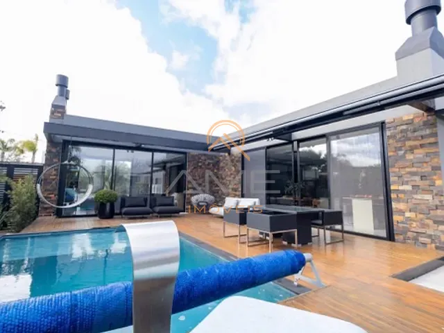 Casa com 860m² 4 quartos e 6 banheiros, à venda, no bairro Laranjal em Pelotas