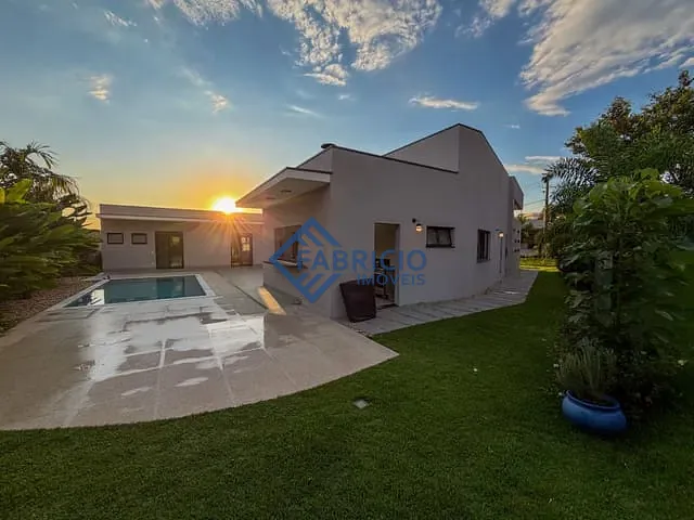 Casa com 810m² 3 quartos e 4 banheiros, à venda, no bairro Terras de Santa Teresa em Vinhedo