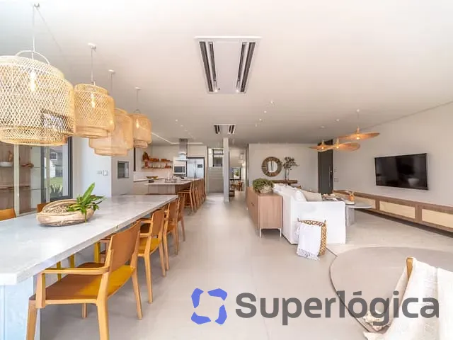 Casa com 1385m², à venda, no bairro Praia do Estaleiro em Balneário Camboriú