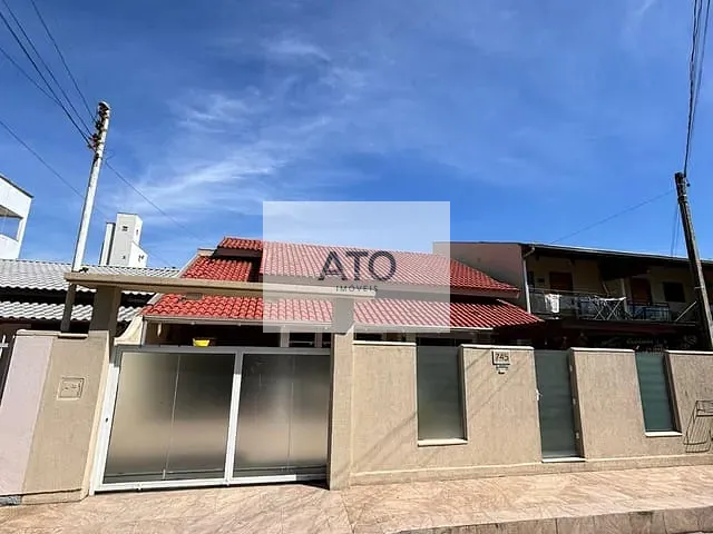 Casa 3 quartos e 2 banheiros, à venda, no bairro pereque em Porto Belo