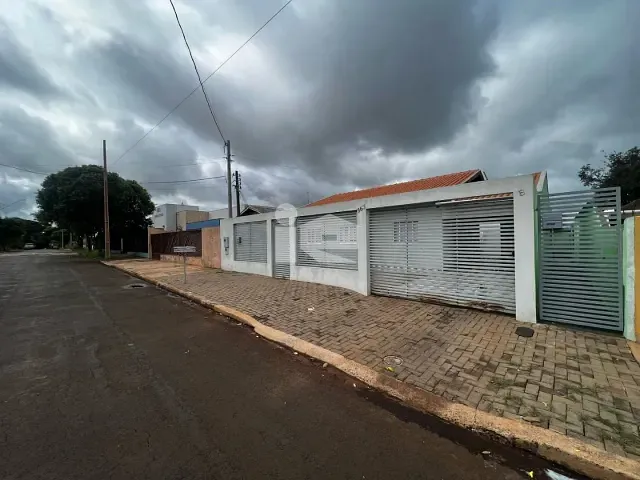 Casa com 300m² 4 quartos e 2 banheiros, à venda, no bairro Jardim Parigot de Souza em Rolândia