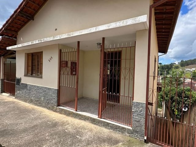 Casa com 200m² 3 quartos e 2 banheiros, à venda, no bairro Centro em Extrema