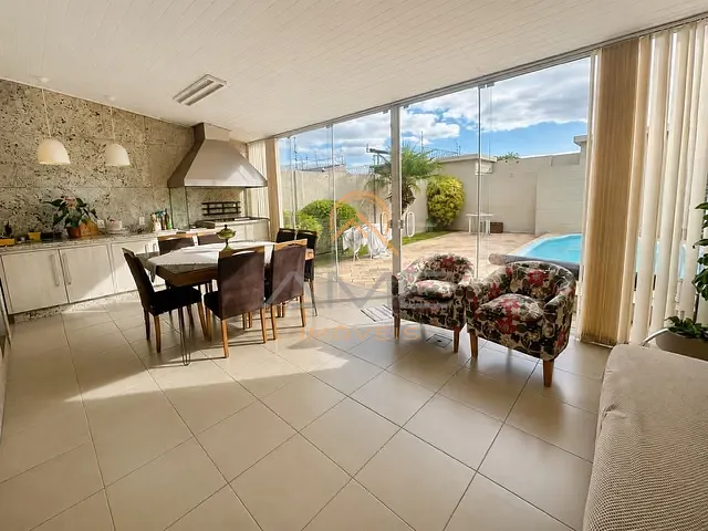 Casa com 215m² 3 quartos e 3 banheiros, à venda, no bairro Centro em Pelotas
