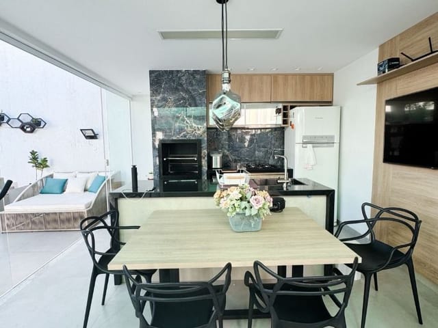 Casa com 300m² 3 quartos e 3 banheiros, à venda, no bairro Lagoa em Macaé