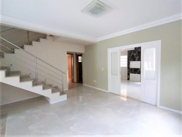 Casa com 330m² 5 quartos e 5 banheiros, à venda ou para alugar, no bairro Colônia Dona Luíza em Ponta Grossa
