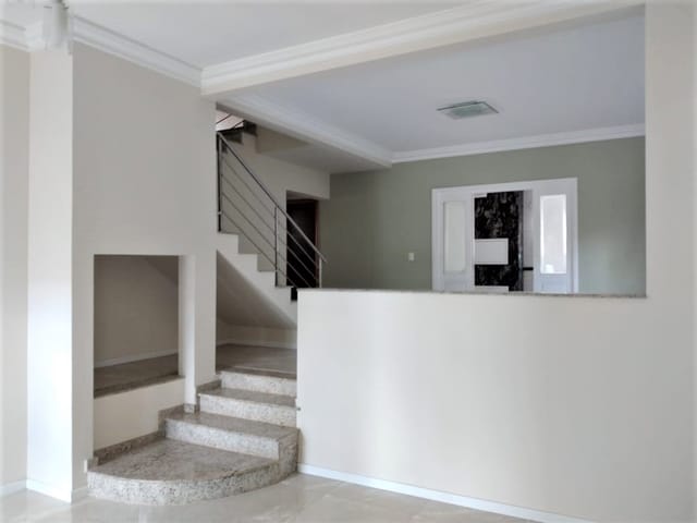Casa com 330m² 5 quartos e 5 banheiros, à venda ou para alugar, no bairro Colônia Dona Luíza em Ponta Grossa