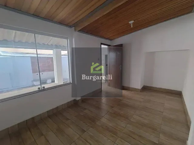 Casa 4 quartos e 2 banheiros, para alugar, no bairro Centro em Lavras