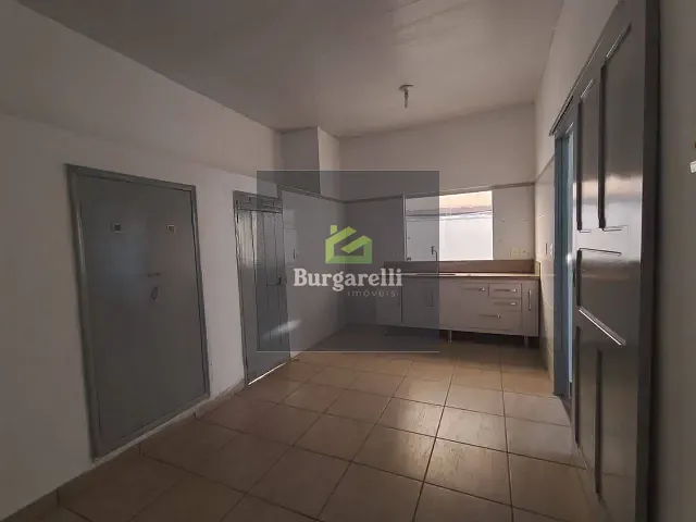 Casa 4 quartos e 2 banheiros, para alugar, no bairro Centro em Lavras