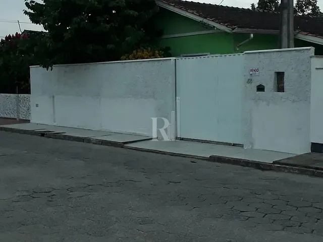 Casa 2 quartos e 1 banheiro, à venda, no bairro Centro em Tijucas