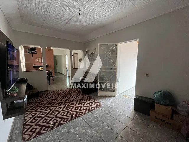 Casa com 180m² 3 quartos e 1 banheiro, à venda, no bairro Santa Tereza em Araçuaí