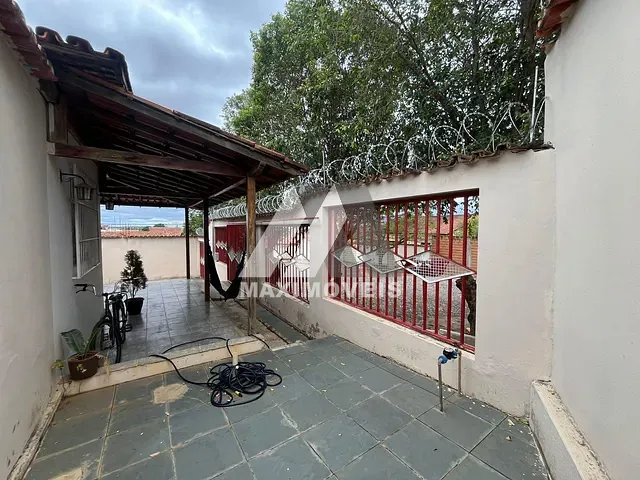 Casa com 180m² 3 quartos e 1 banheiro, à venda, no bairro Santa Tereza em Araçuaí