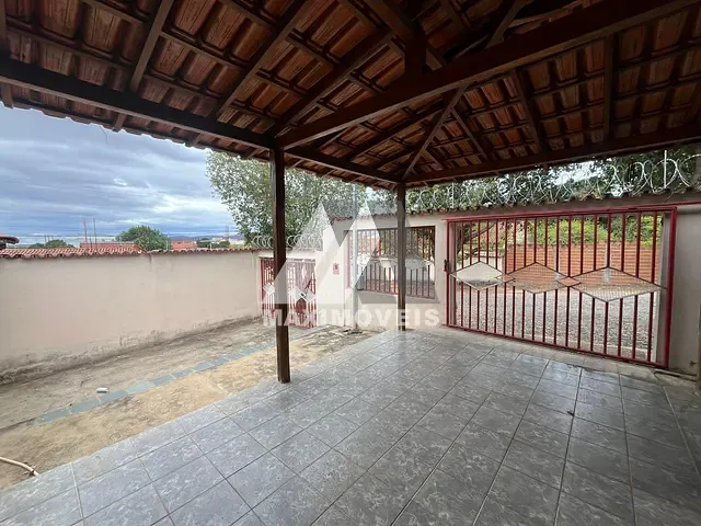 Casa com 180m² 3 quartos e 1 banheiro, à venda, no bairro Santa Tereza em Araçuaí