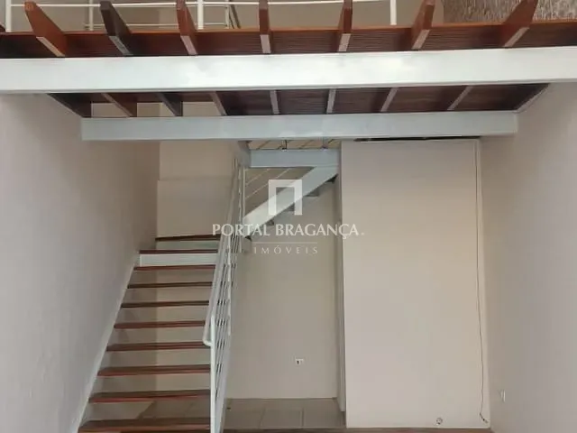 Casa à venda ou para alugar, no bairro Centro em Bragança Paulista