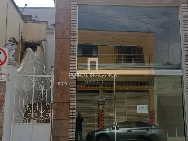 Casa à venda ou para alugar, no bairro Centro em Bragança Paulista