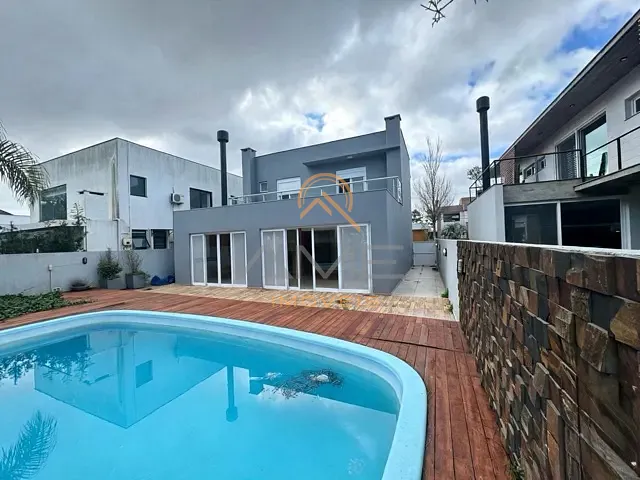 Casa 3 quartos e 3 banheiros, à venda ou para alugar, no bairro Laranjal em Pelotas