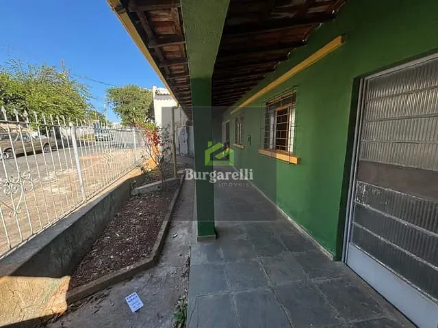Casa 3 quartos e 2 banheiros, para alugar, no bairro Jardim Glória em Lavras
