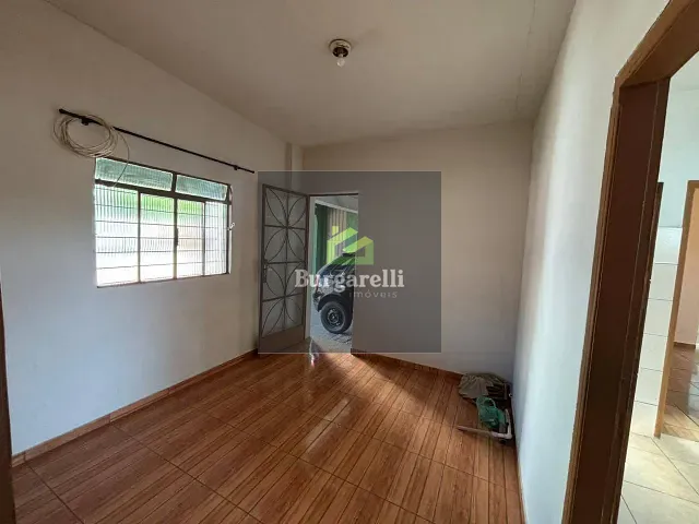 Casa 3 quartos e 2 banheiros, para alugar, no bairro Jardim Glória em Lavras