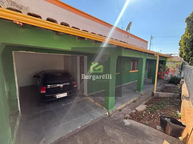 Casa 3 quartos e 2 banheiros, para alugar, no bairro Jardim Glória em Lavras