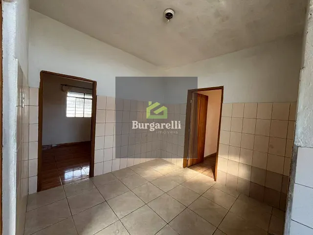 Casa 3 quartos e 2 banheiros, para alugar, no bairro Jardim Glória em Lavras