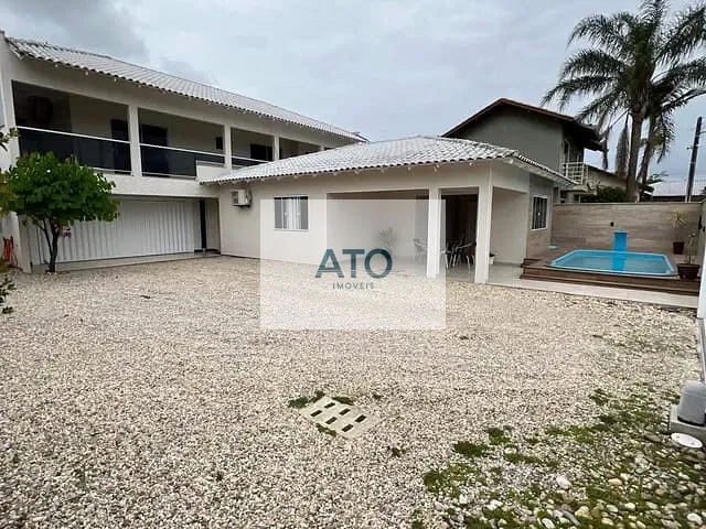 Casa 4 quartos e 4 banheiros, à venda, no bairro universitario em Tijucas