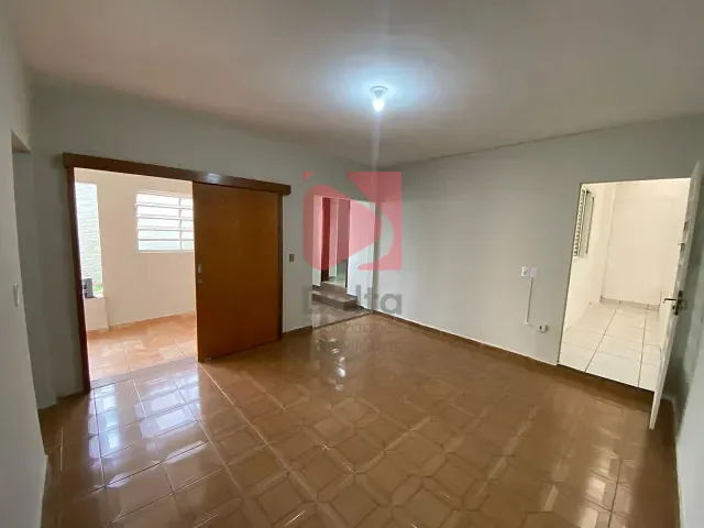 Casa 2 quartos e 2 banheiros, para alugar, no bairro Centro em Pirassununga