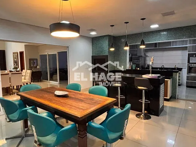 Casa com 375m² 4 quartos e 5 banheiros, à venda, no bairro Jardim Universitário em Cuiabá