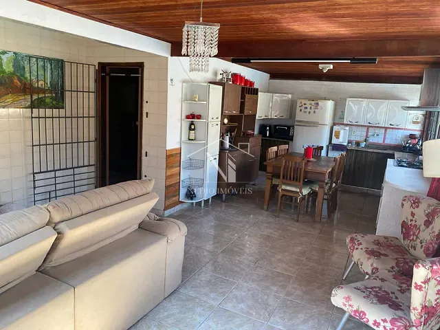 Casa com 450m² 4 quartos e 2 banheiros, à venda, no bairro Itapeba em Maricá