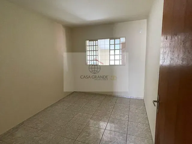 Casa 3 quartos e 1 banheiro, à venda, no bairro Jardim Caviúna em Rolândia