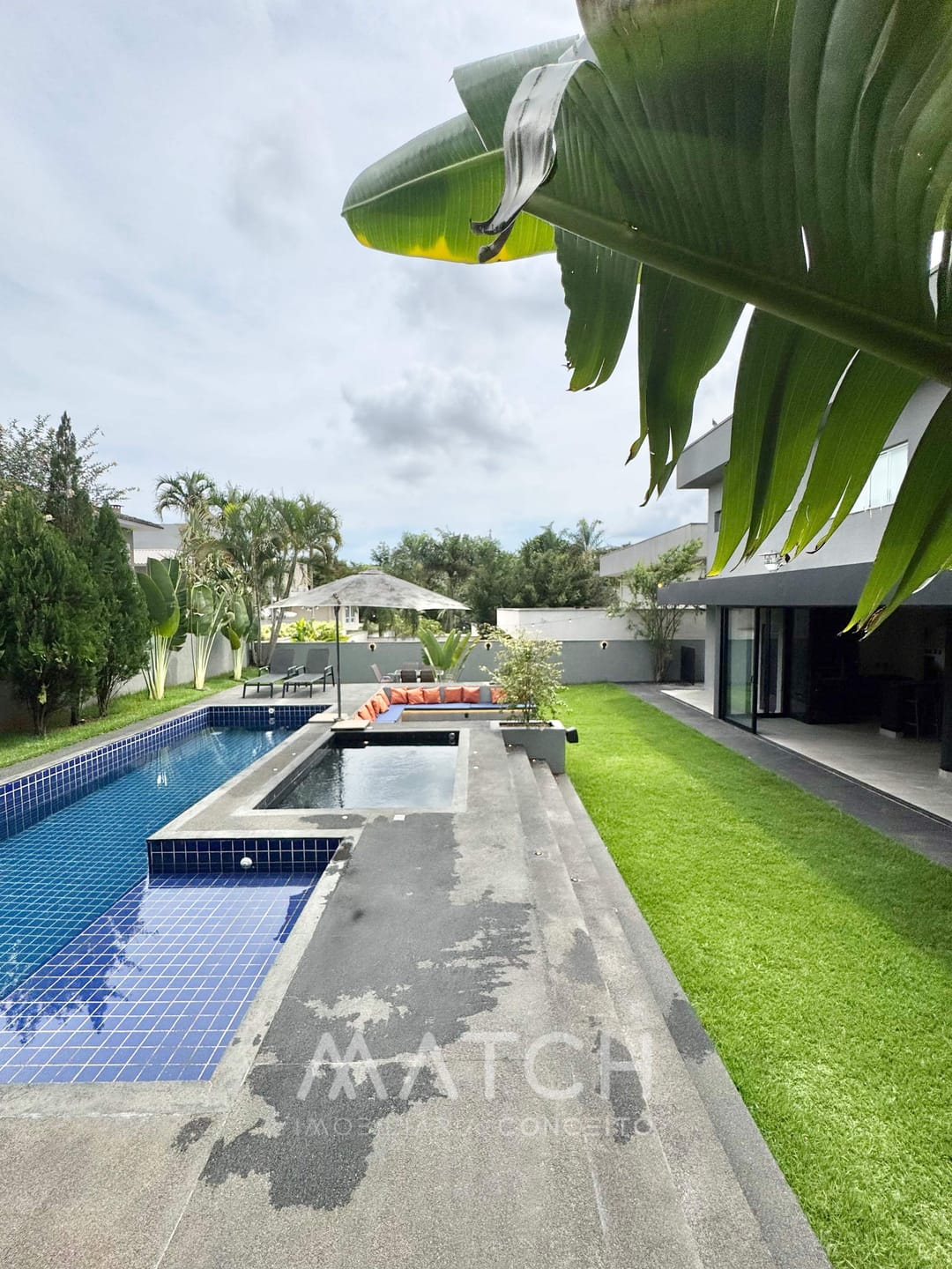 Sobrado à venda com 4 suites no Jardins Paris, Goiânia, GO