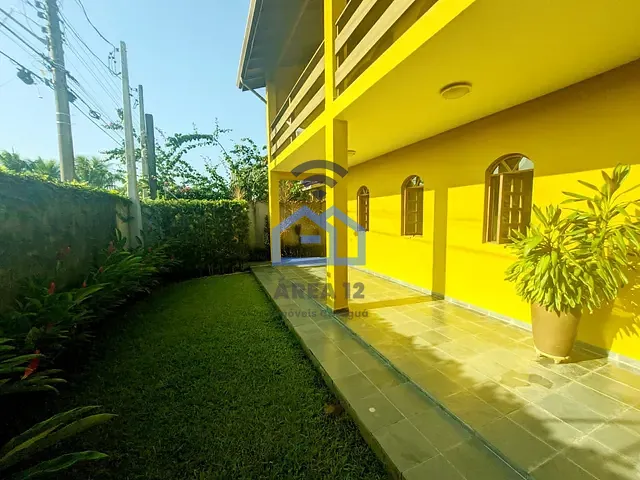 Sobrado com 450m² 4 quartos e 4 banheiros, à venda, no bairro Aruan em Caraguatatuba