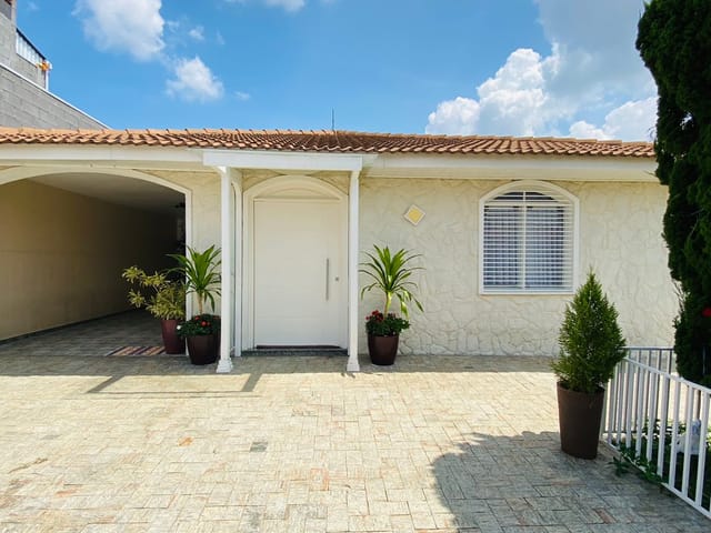 Casa com 490m² 6 quartos e 5 banheiros, à venda, no bairro Uvaranas em Ponta Grossa