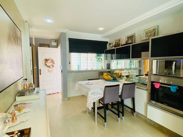 Casa com 490m² 6 quartos e 5 banheiros, à venda, no bairro Uvaranas em Ponta Grossa
