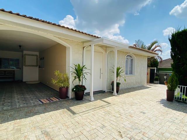 Casa com 490m² 6 quartos e 5 banheiros, à venda, no bairro Uvaranas em Ponta Grossa