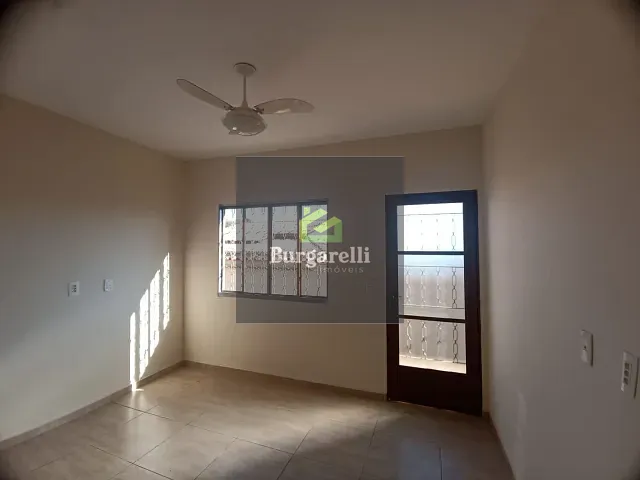 Casa 2 quartos e 1 banheiro, para alugar, no bairro Jardim América em Lavras