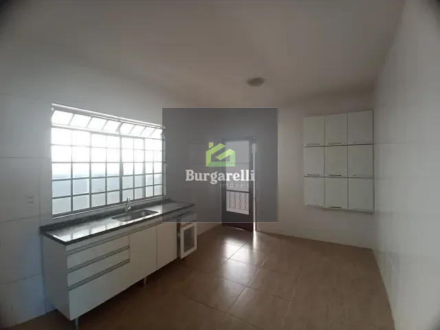 Casa 2 quartos e 1 banheiro, para alugar, no bairro Jardim América em Lavras